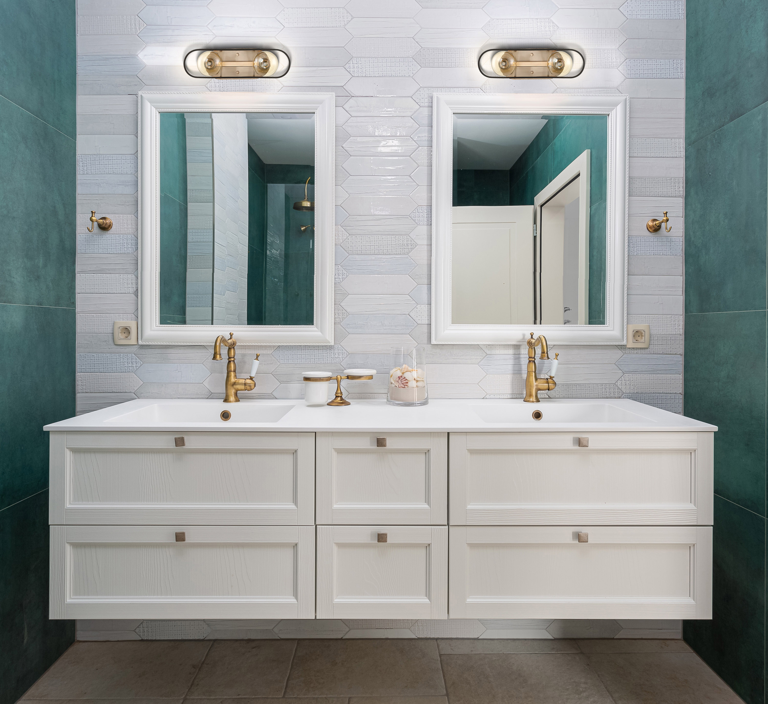 CHASSIS 2 LIGHT VANITY - 60-6652