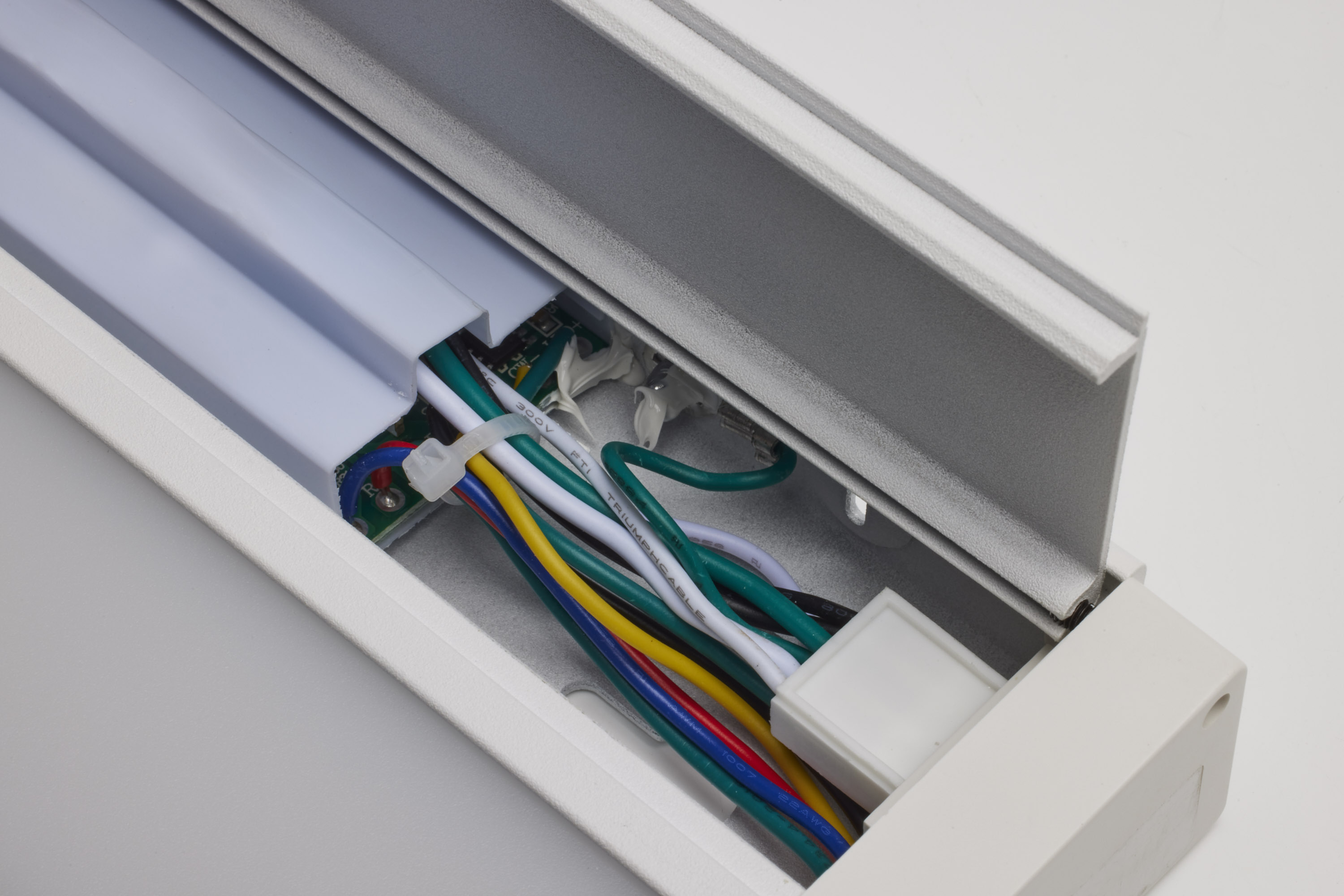 UNDER CAB LED RGBTW 34" - WH - 63-555