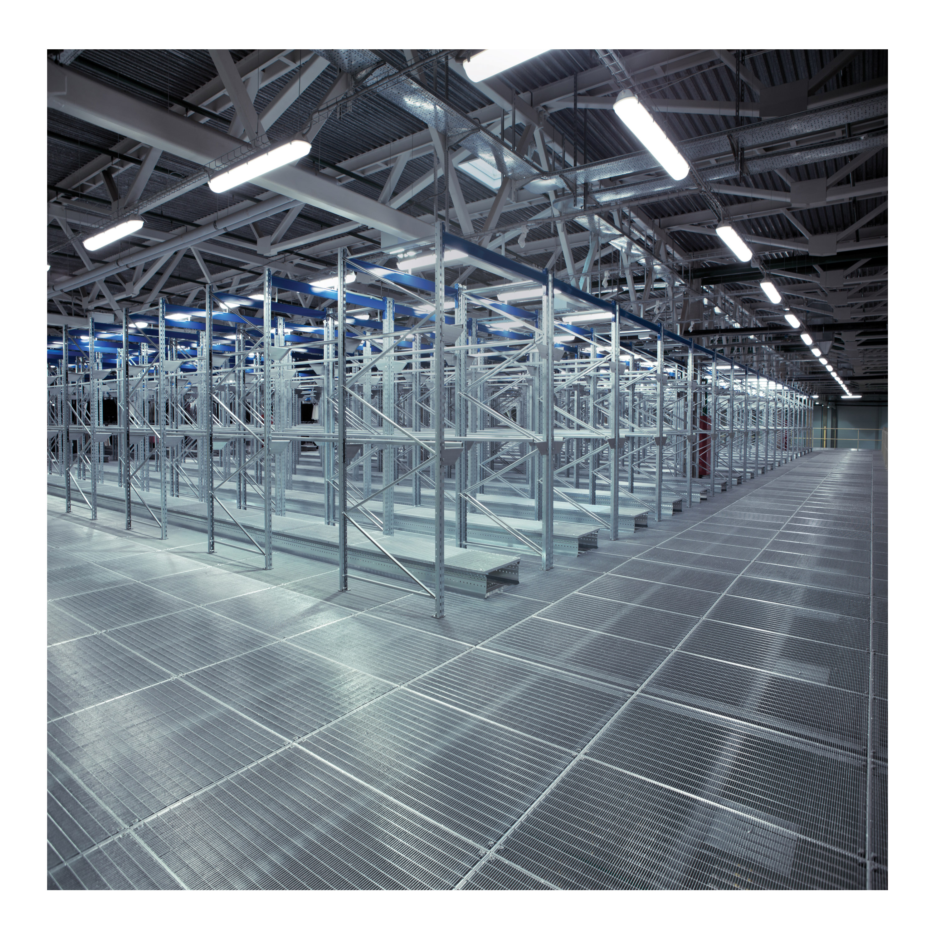 4' LINEAR VAPOR PROOF W/SENSOR - 65-824R1