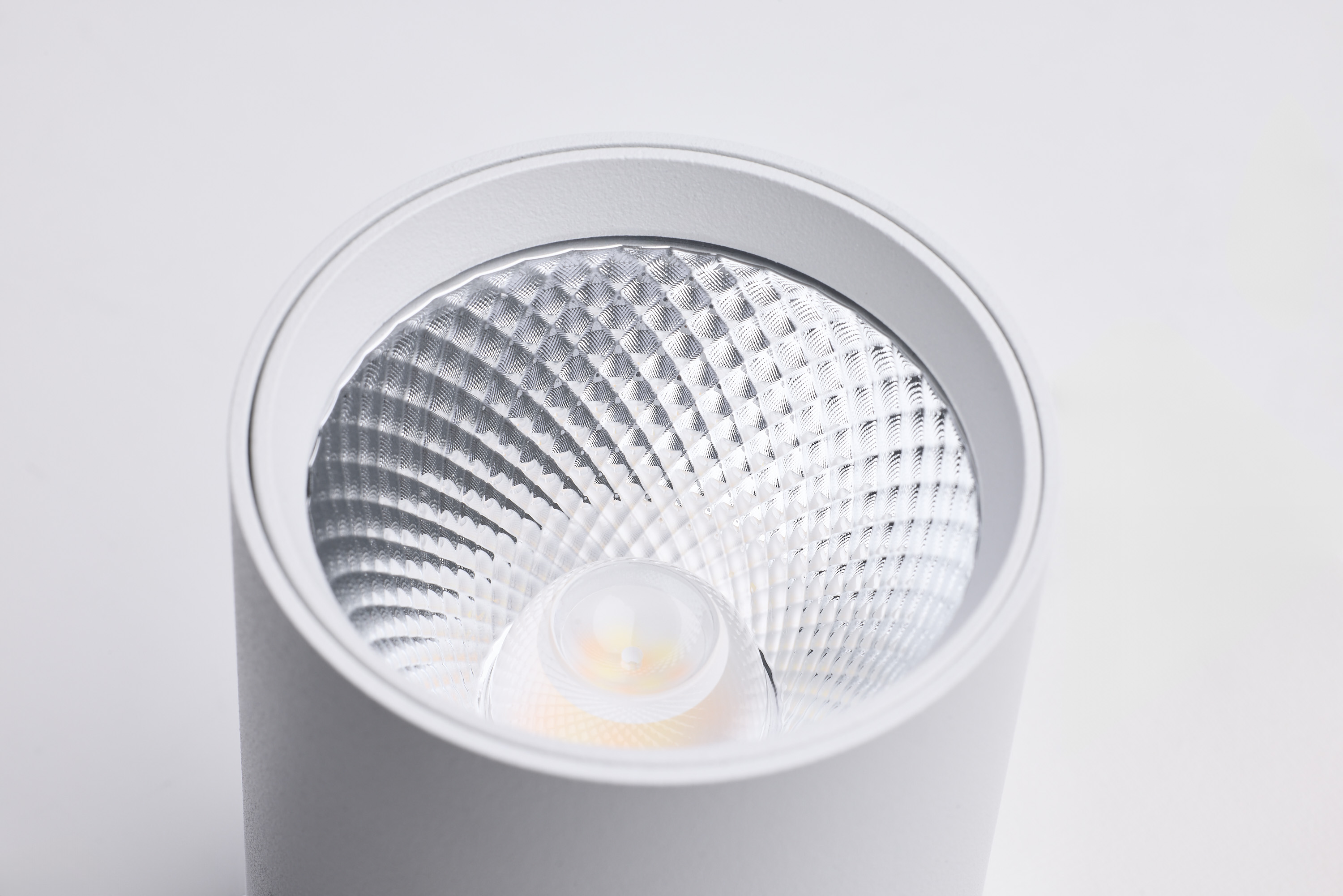 TH761 8W ROUND D2W 6CCT WHITE 36'