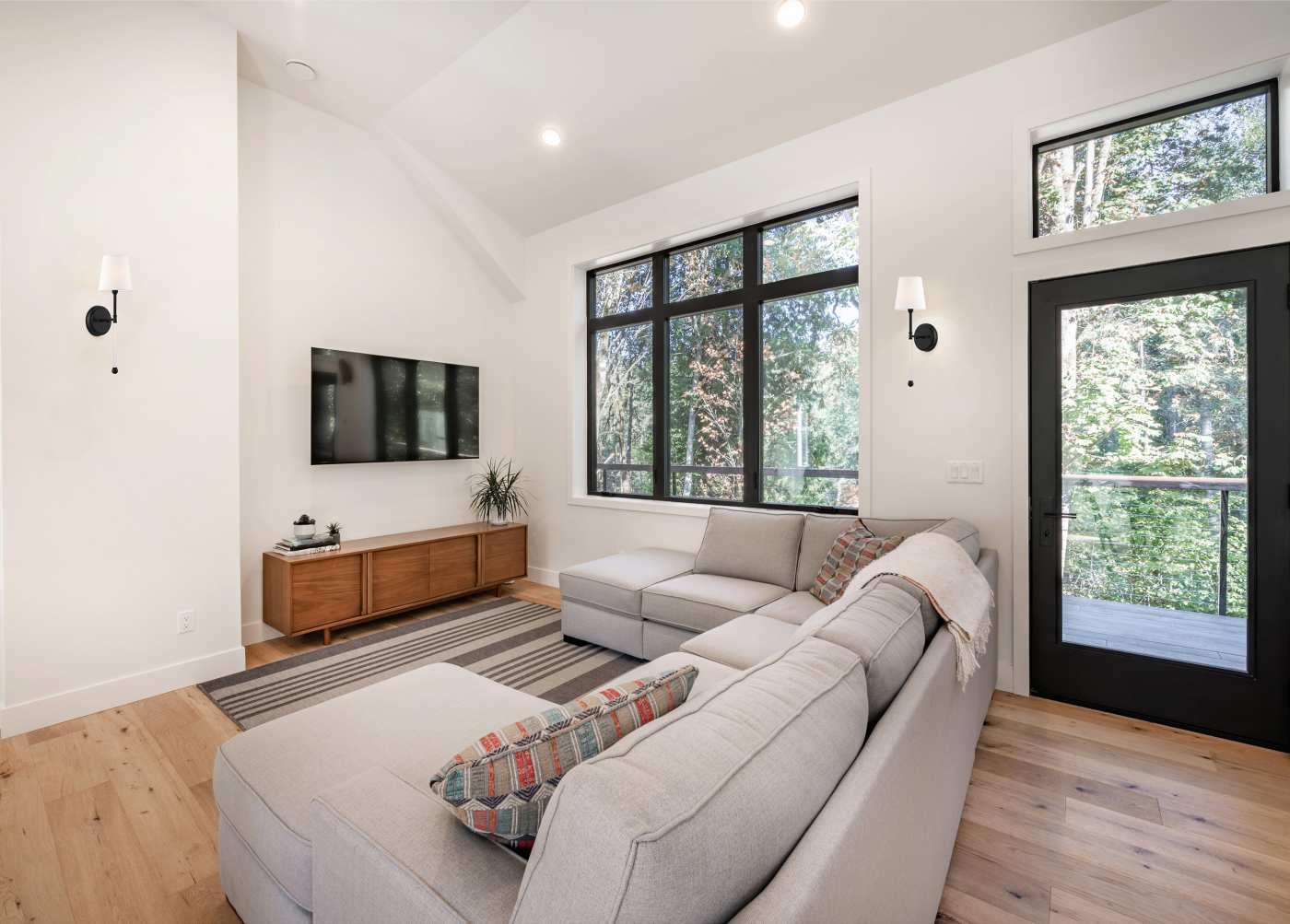 OLMSTEAD 1 LIGHT WALL SCONCE - 60-6689