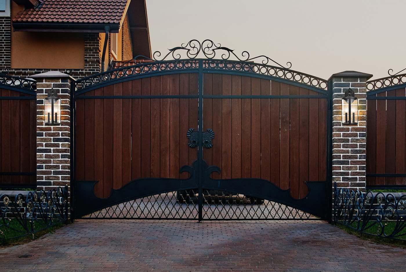 BROADSTONE 2 LT MD WALL LANT - 60-8112