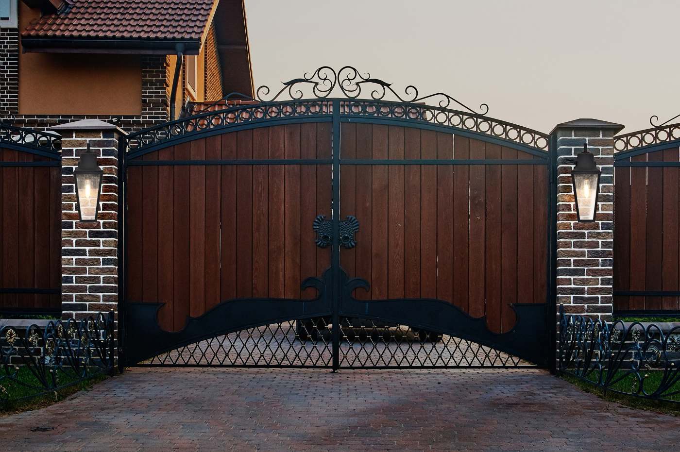 LAWRENCE 1 LT MD WALL LANTERN - 60-8132